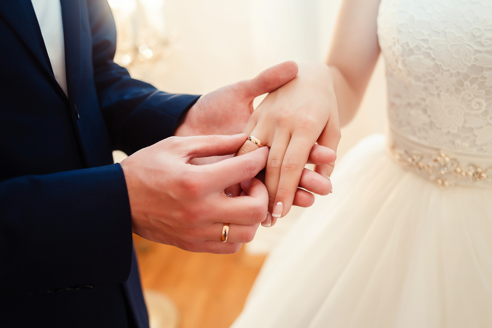 How did wearing wedding bands become a traditional way to represent marriage