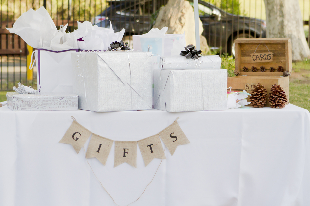 How much do guests typically spend on a wedding gift