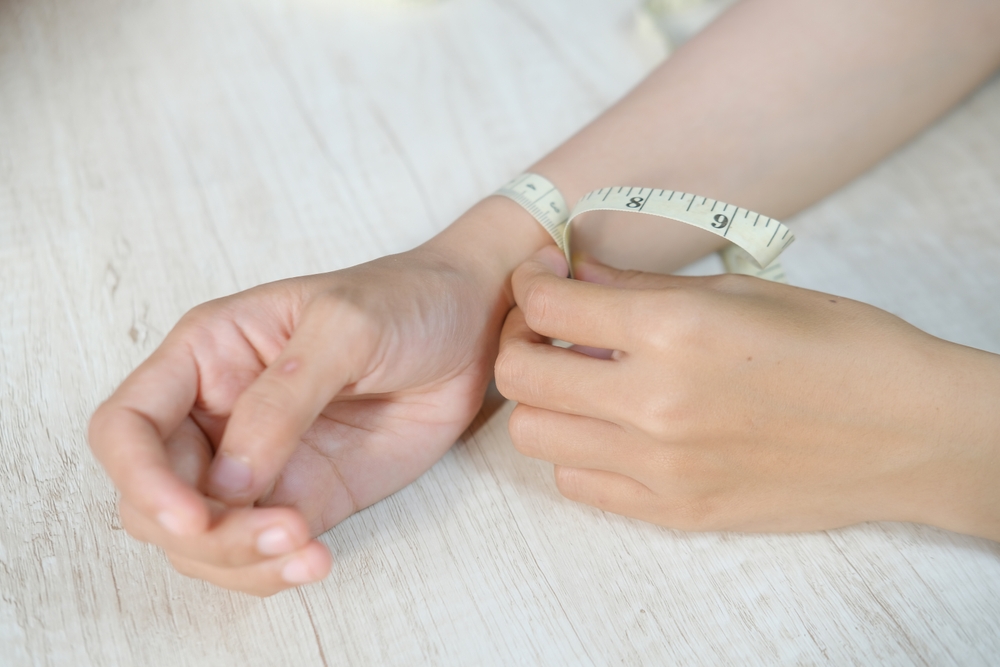 What is the average wrist size of a woman